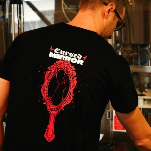 cursed mirror fekete póló
