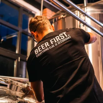 Beer FIRST logó fekete póló